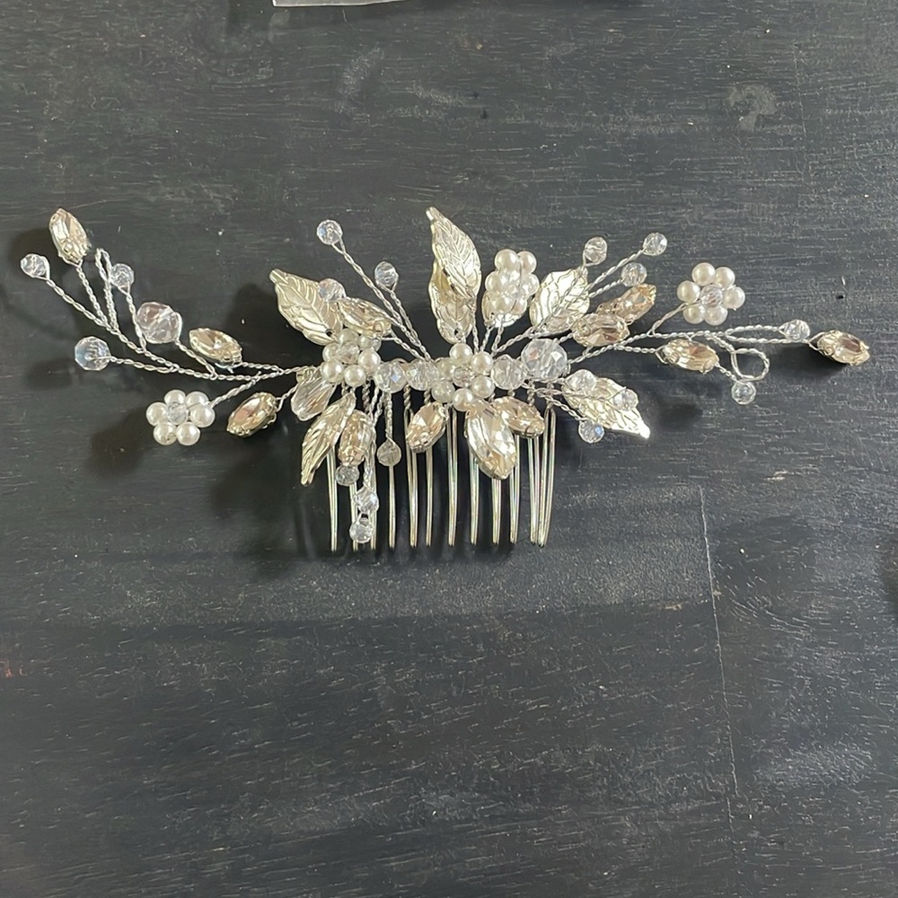 Bridal hair accessories. Entire lot 13 of Bridal hair accessory combs.